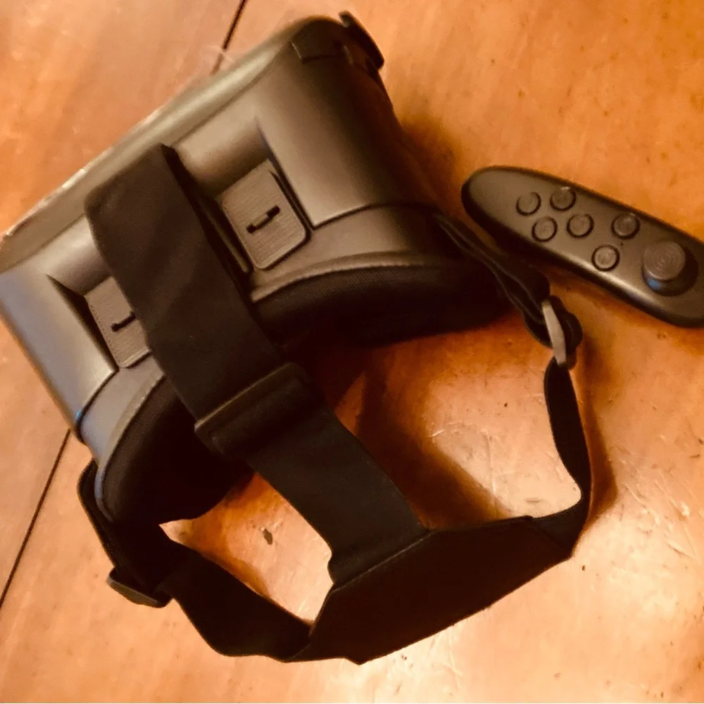 Cynoculars for virtual viewing of your videos and photos headset and remote